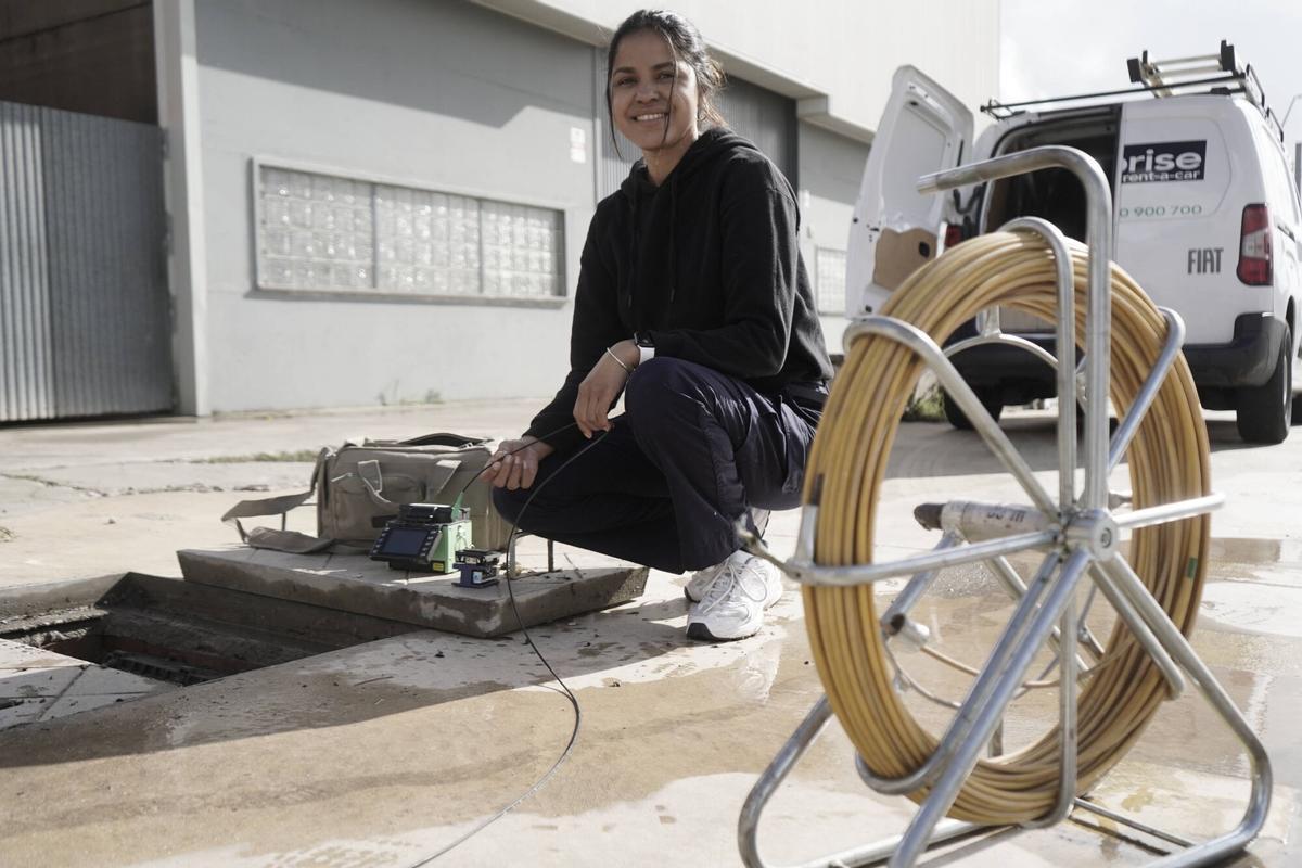 Khaterine Urbina, instal·ladora de fibra òptica