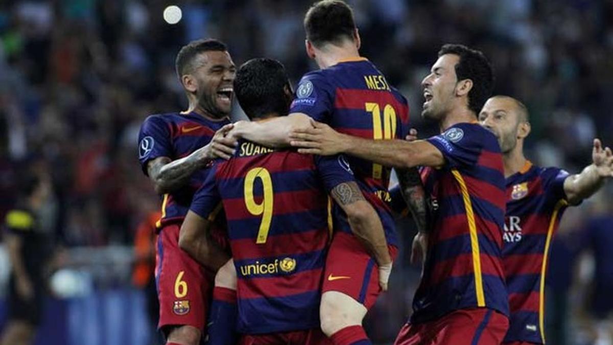 Los jugadores del FC Barcelona celebran uno de sus goles contra el Sevilla en la Supercopa de Europa 2015