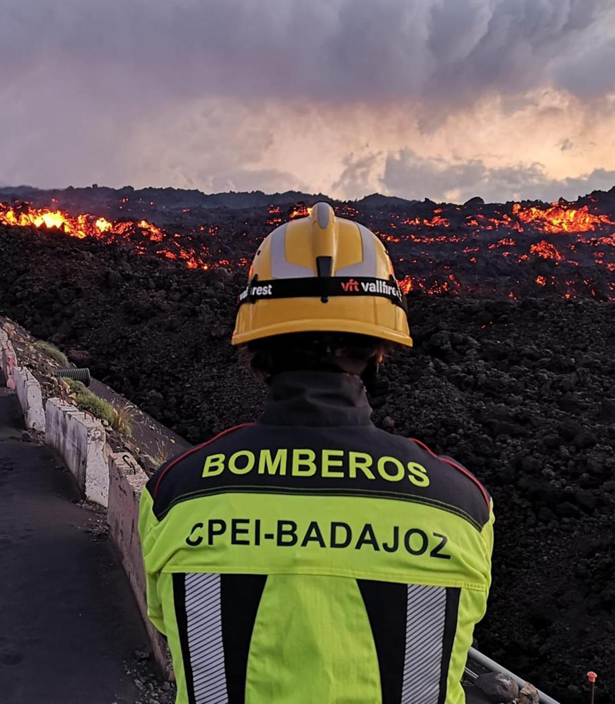 Un bombero del CPEI mira la lava que echa el volcán de Cumbre Vieja.