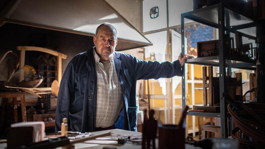Fallece José Abad, el escultor de la vanguardia, de la madera y el hierro