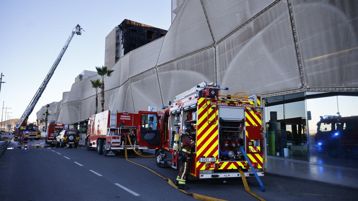 Tensión en las puertas del Hospital Santa Lucía de Cartagena durante el incendio