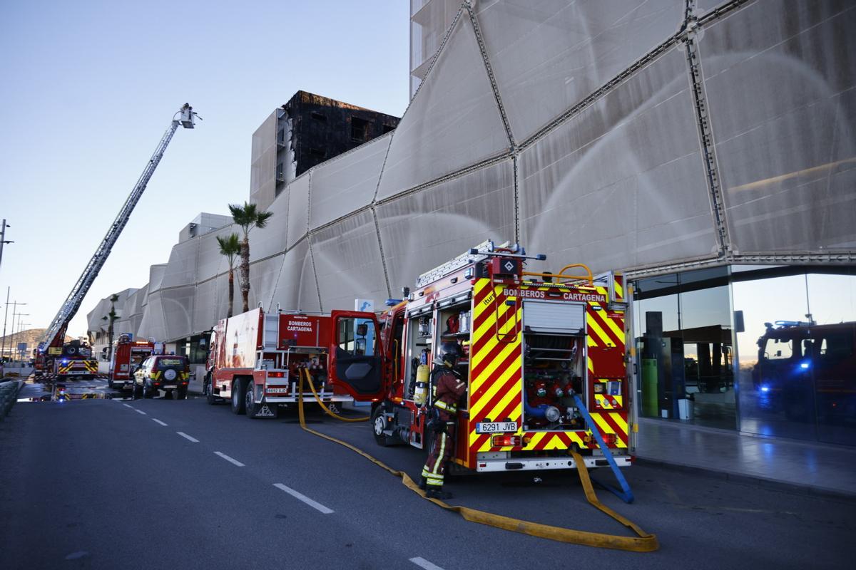 Tensión en las puertas del Hospital Santa Lucía de Cartagena durante el incendio