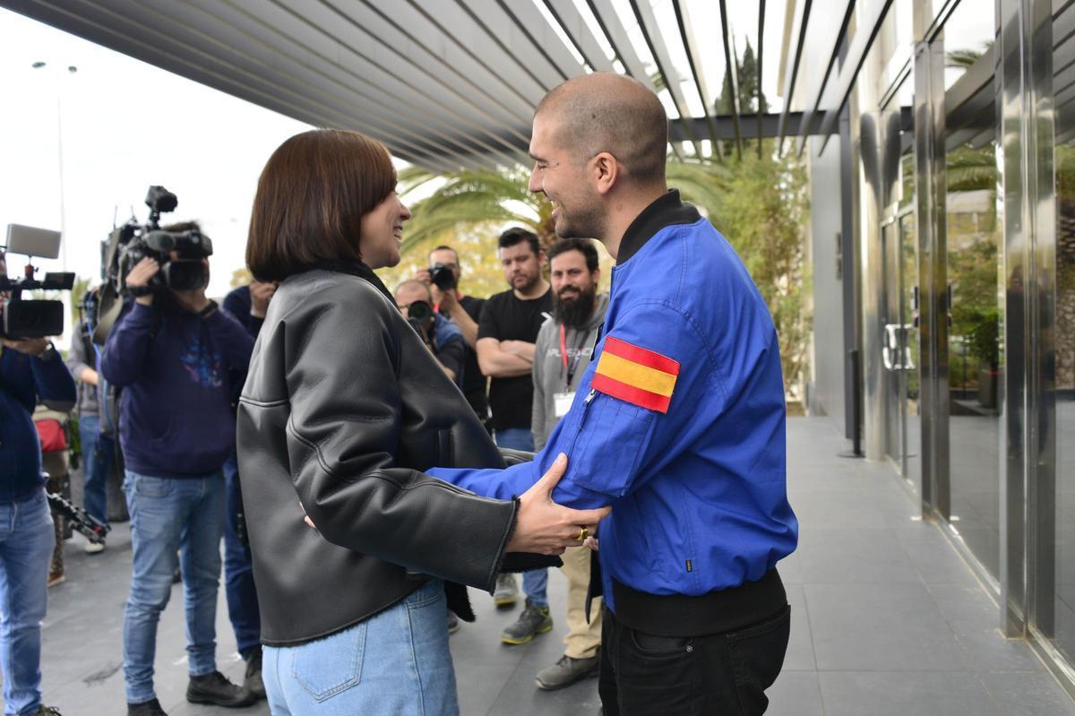 Diana Morant saluda al astronauta española Pablo Álvarez, a su llegada a las instalaciones de PLD.