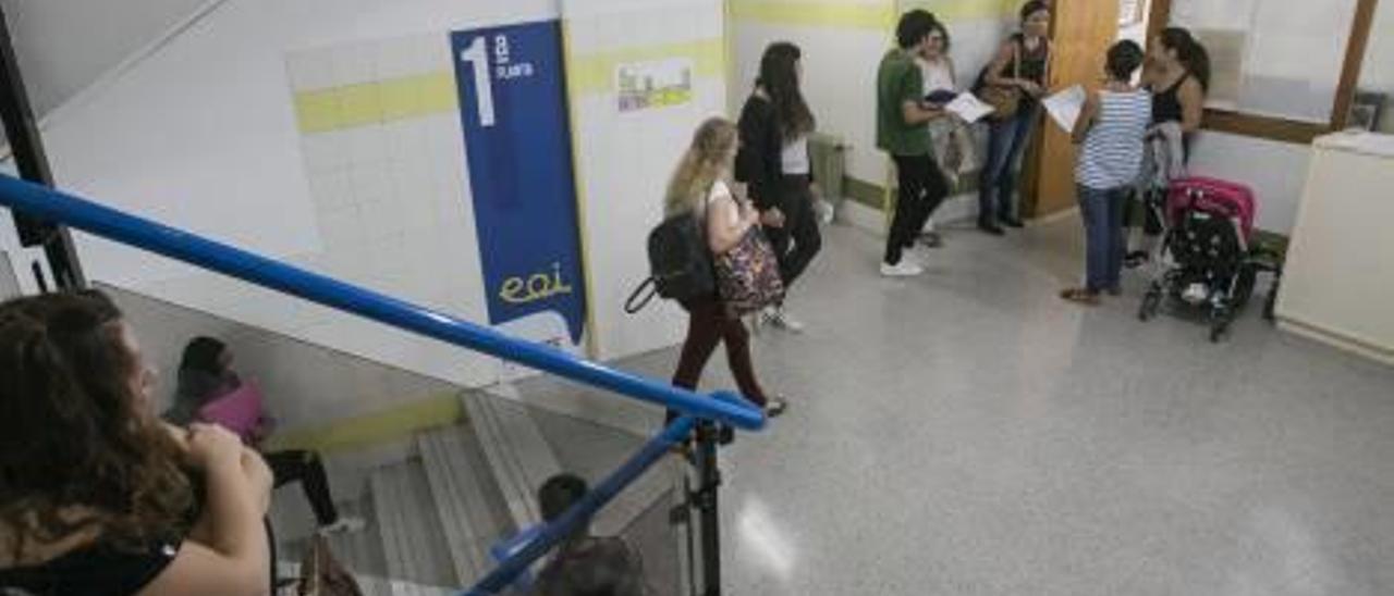 Alumnos ante las puertas de la Secretaría de la Escuela de Idiomas, ayer