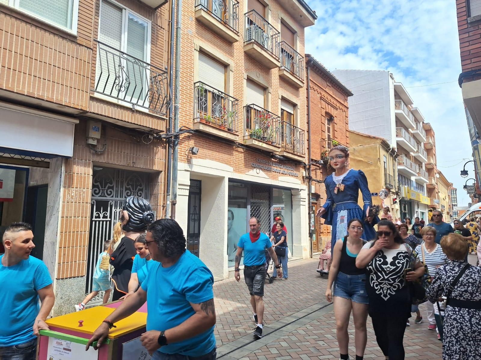 GALERÍA | Pasacalles de gigantes y cabezudos