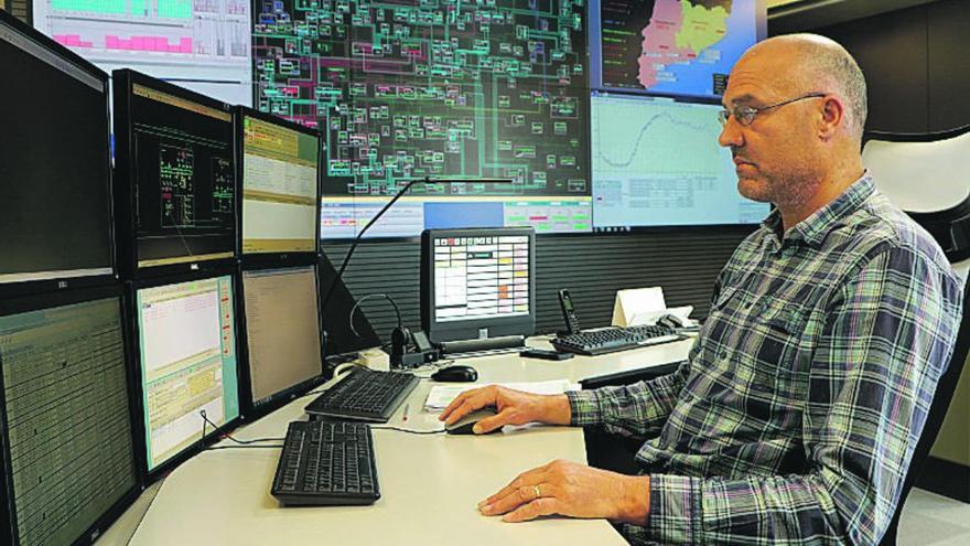 Un técnico trabaja en una planta eléctrica.