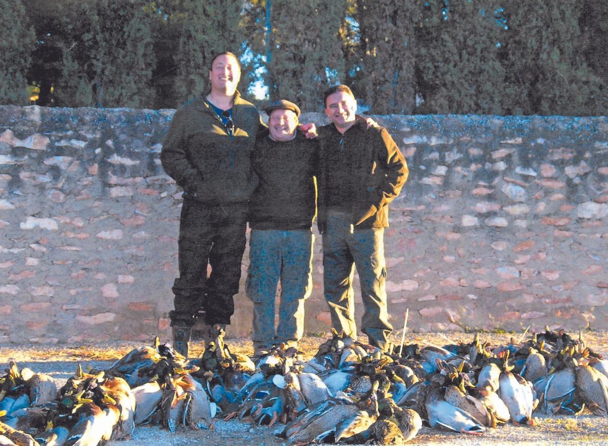 El empresario Vicente Huerta (izquierda) posa junto a el entonces conseller de Gobernación, Serafín Castellano (derecha).