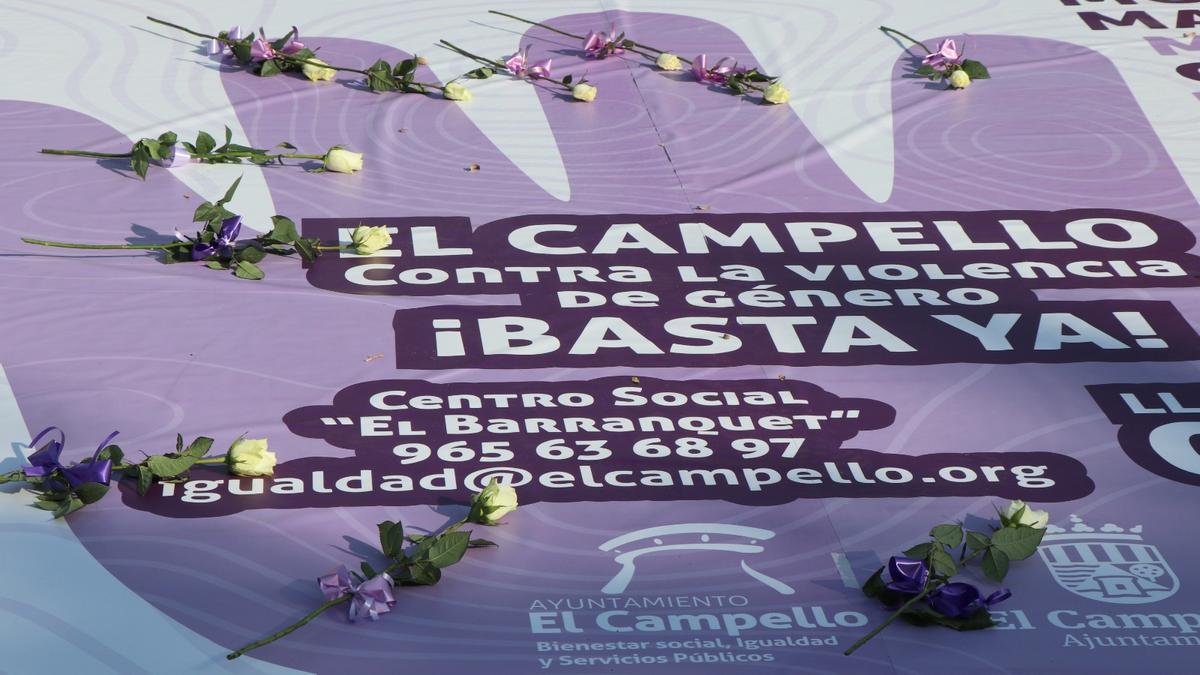 Rosas en recuerdo a las víctimas en El Campello.