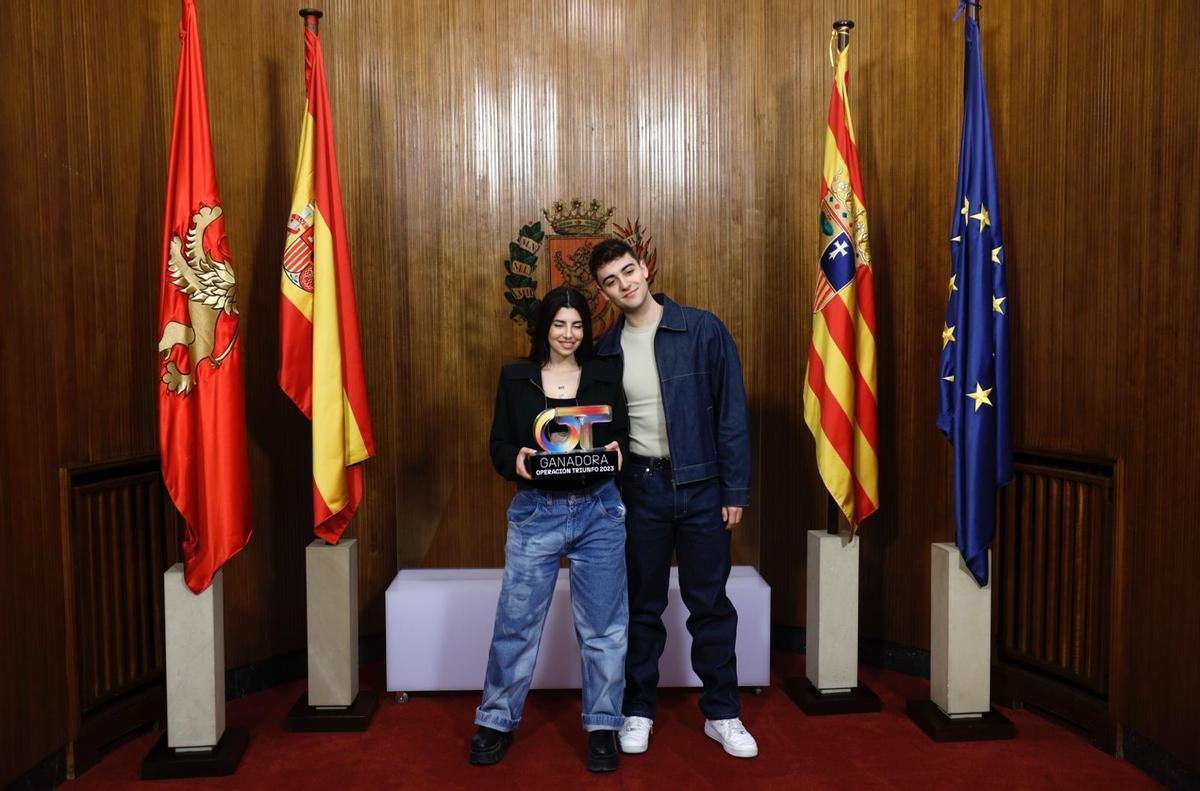 En imágenes | Natalia Chueca recibe a Naiara y Juanjo en el Ayuntamiento de Zaragoza