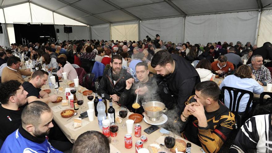 El público disfrutó del plato bajo una gran carpa.  | // BERNABÉ/JAVIER LALÍN