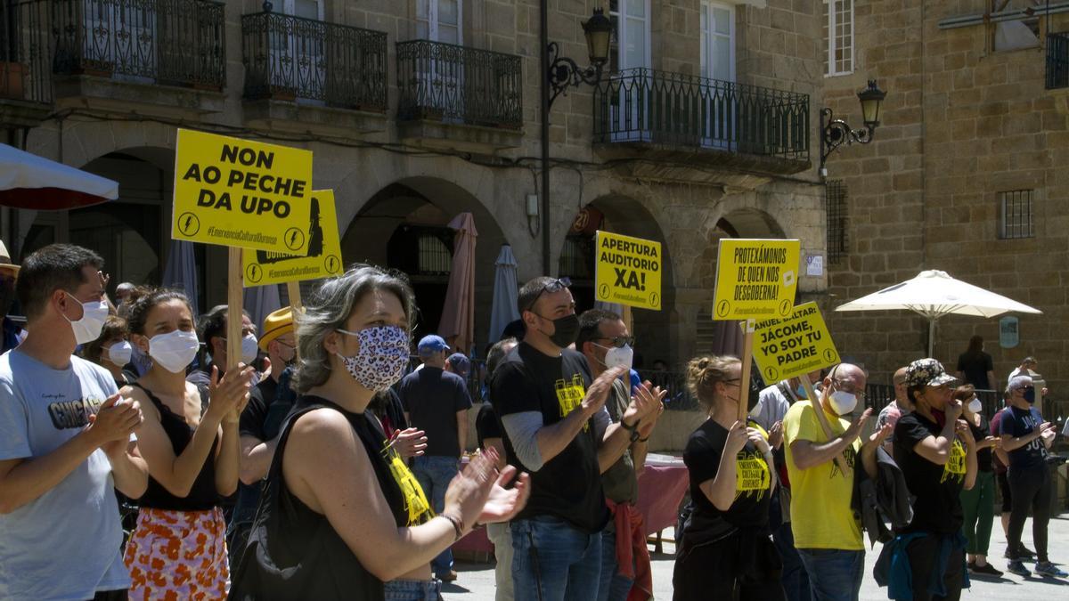 Emerxencia Cultural en una de sus acciones en la Plaza Mayor. //FdV