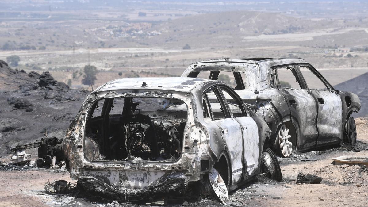 Varios coches calcinados tras el paso del fuego en Los Gallardos.