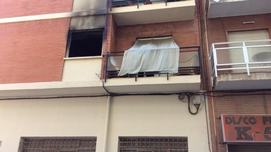 Estado que presentaba esta mañana la vivienda incendiada.