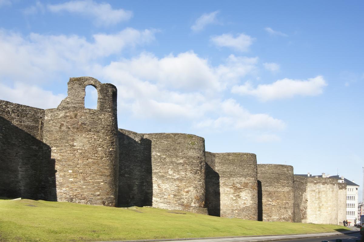 La muralla conserva 71 de sus torres originales