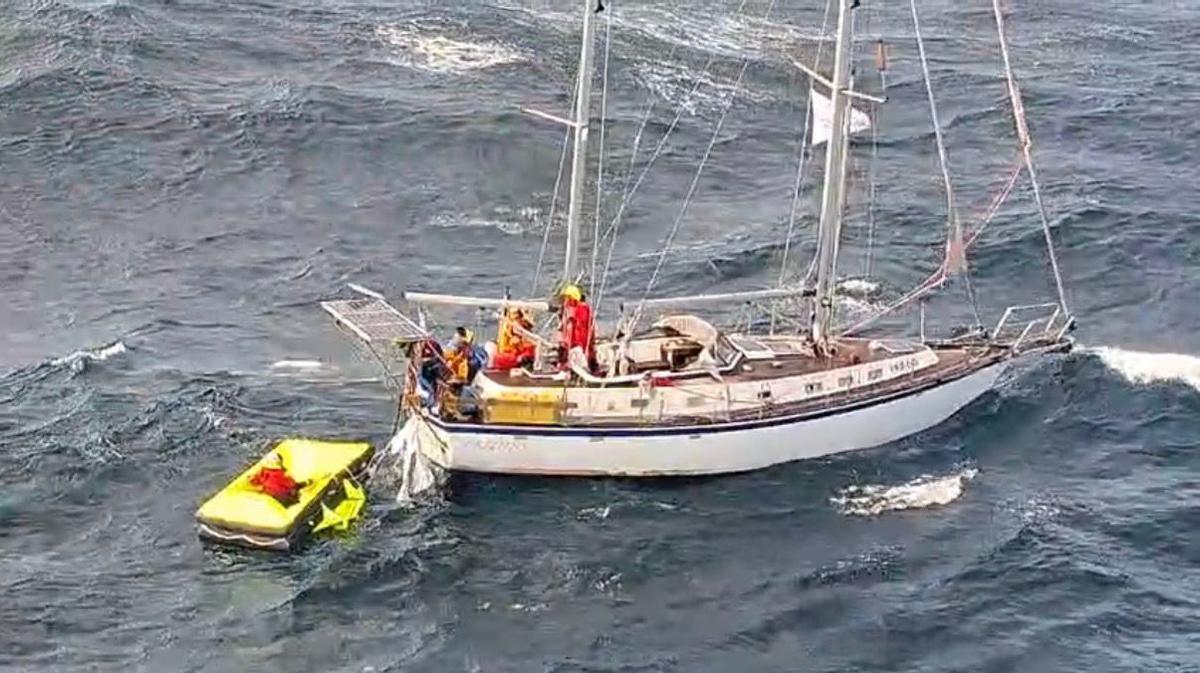 Gardacostas rescata a seis tripulantes de un velero estonio a 150 millas de la costa de Galicia