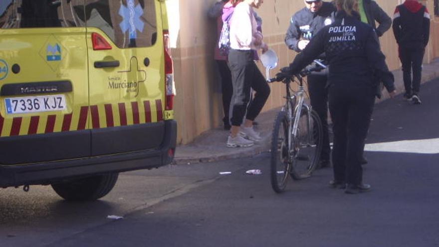 Agentes de la Policía Local de Jumilla, junto a la bicicleta del herido.