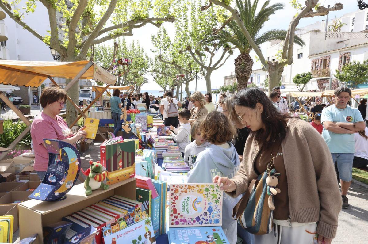 Libros y música por Sant Jordi en el paseo de Santa Eulària |