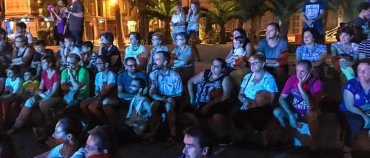 decenas de personas acudieron ayer a la glorieta de Sagunt para disfrutar del penúltimo espectáculo del Off Romà, donde la mezcla del fuego, la danza, la música y la poesía en un único espectáculo no dejó indiferente a los espectadores que acudieron a «Visitans Olea» f provi morillas