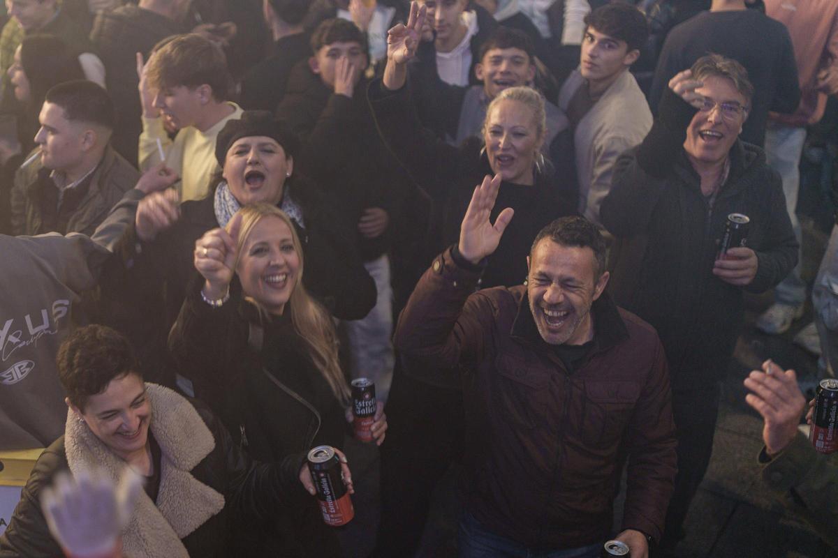 Miles de personas llenaron la plaza de España.