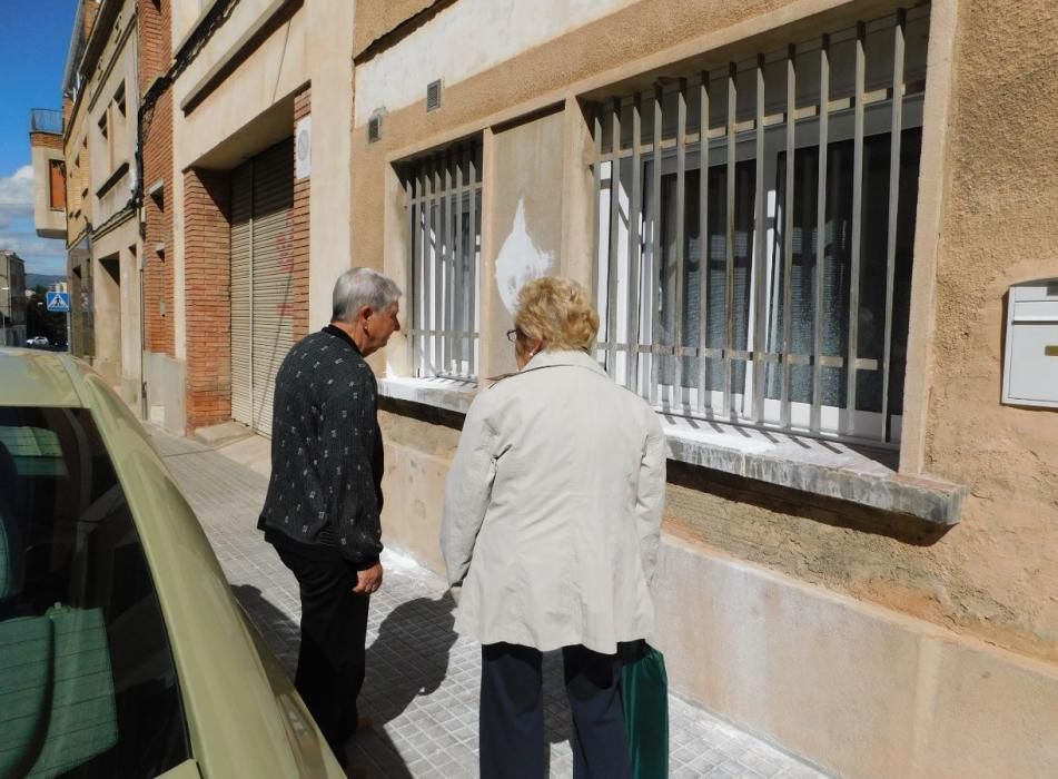 Els vàndals han pintat la façana i les finestres