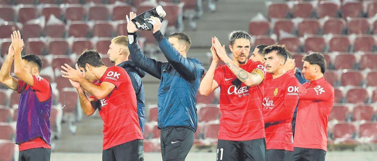 Los futbolistas del Mallorca celebran con la afición la victoria cosechada ante el Sevilla.