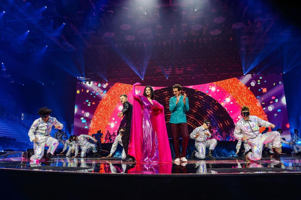 Turin (Italy), 10/05/2022.- A handout photo made available by the Goigest press office shows ESC 2022 hosts (C, L-R), Italian television and radio presenter Alessandro Cattelan, Italian singer Laura Pausini, and Lebanese-British singer Mika during the First Semi Final of the 66th annual Eurovision Song Contest (ESC 2022) in Turin, Italy, 10 May 2022. The international song contest has two semi-finals, held at the PalaOlimpico indoor stadium on 10 and 12 May, and a grand final on 14 May 2022. (Italia, Laos) EFE/EPA/GOIGEST PRESS OFFICE / HANDOUT +++ HANDOUT PHOTO TO BE USED SOLELY TO ILLUSTRATE NEWS REPORTING OR COMMENTARY ON THE FACTS OR EVENTS DEPICTED IN THIS IMAGE; NO ARCHIVING; NO LICENSING +++ HANDOUT EDITORIAL USE ONLY/NO SALES/NO ARCHIVES