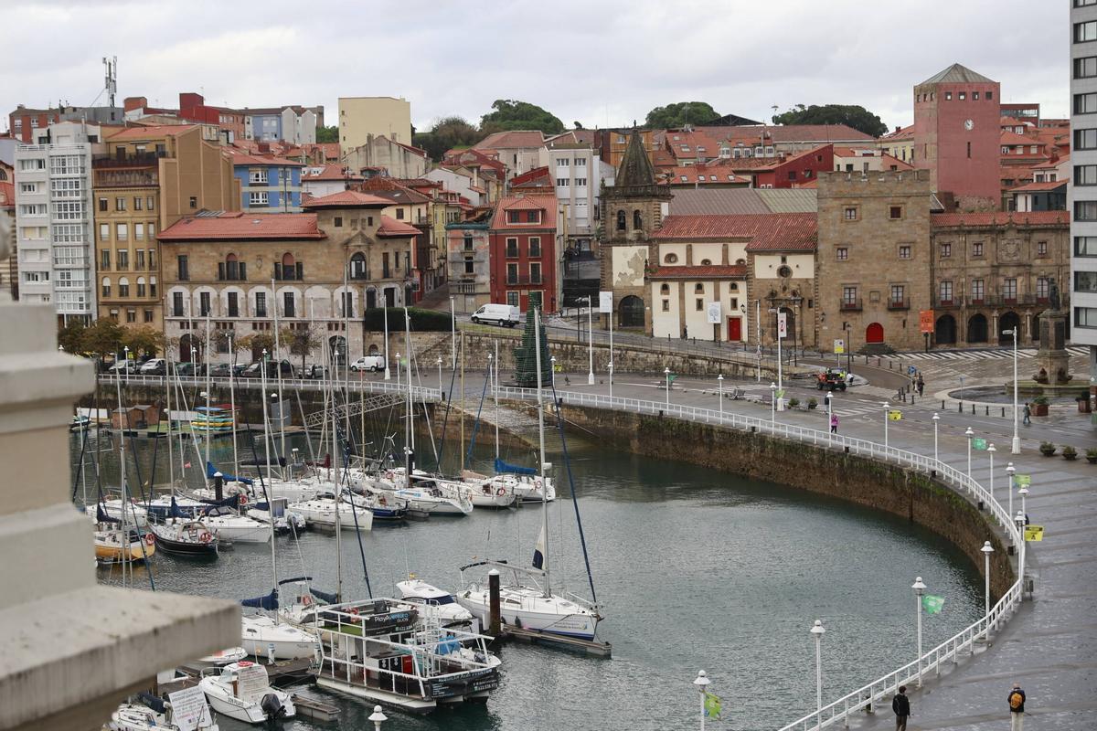 Una vista de Cimavilla desde el Puerto Deportivo.