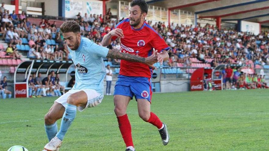 El jugador del Celta B Pastrana protege la pelota ante la marca de un rival de la UD Ourense. // Iñaki Osorio