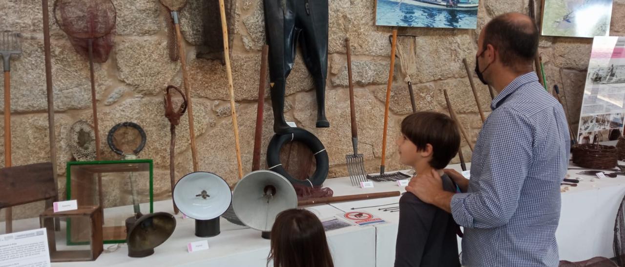 Visitantes en el Museo de la Pesca y la Salazón, que ayer celebró una jornada de puertas abiertas. |  // FDV