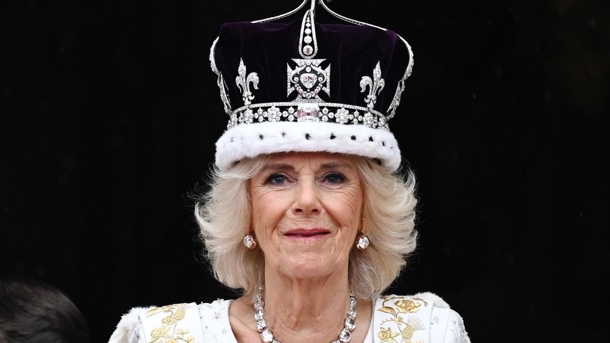 ¿Qué escondía la reina Camilla en el “bolsillo secreto” de su vestido de la coronación? Habla su diseñador