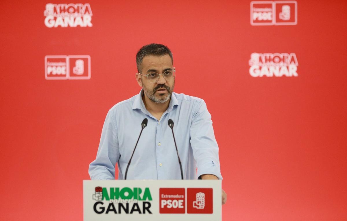 El portavoz del PSOE de Extremadura, Manuel José González Andrade, en rueda de prensa