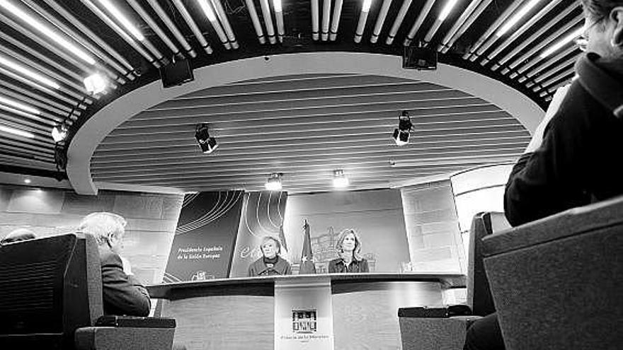 Fernández de la Vega y Garmendia, en la rueda de prensa posterior al Consejo de Ministros.