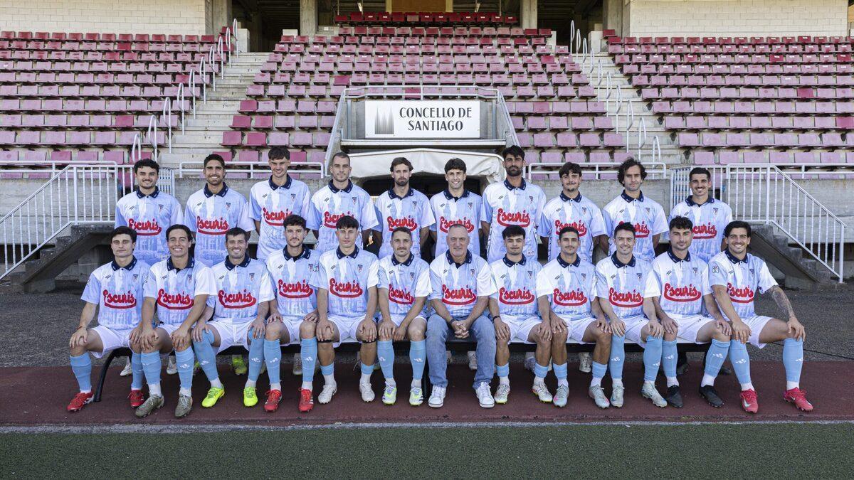 La plantilla actual de la SD Compostela con la reedición de la camiseta de 1997/98