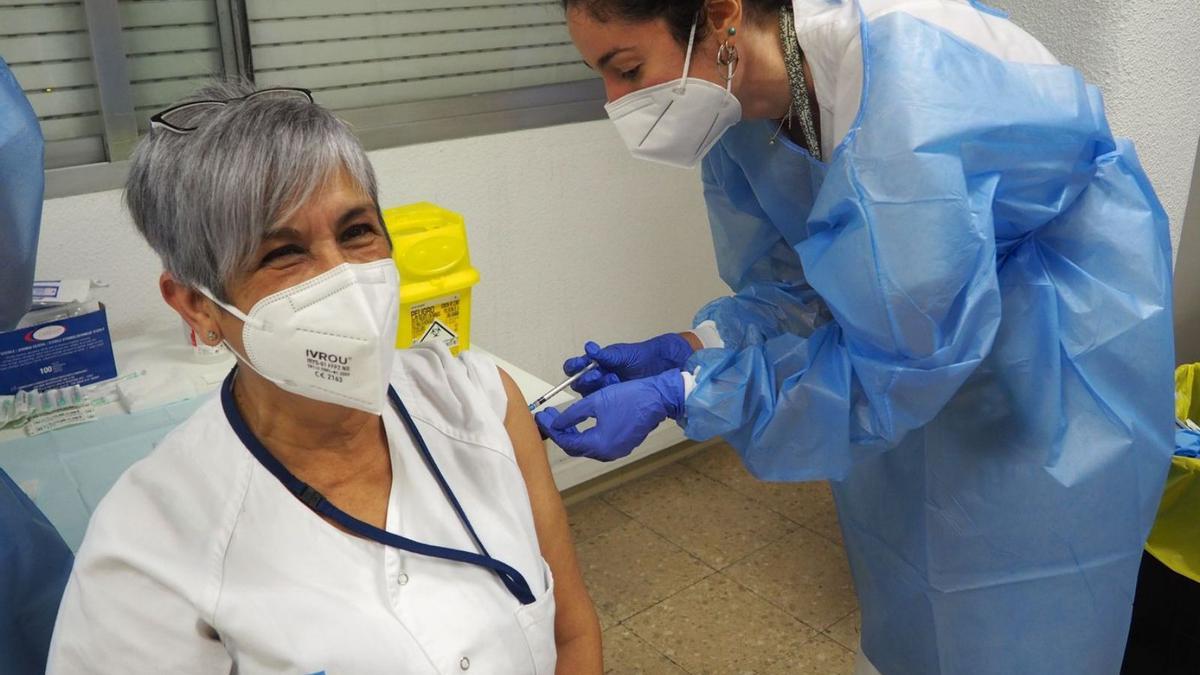 Una sanitària de l’ICS Girona rebent la primera dosi de la vacuna de la covid-19