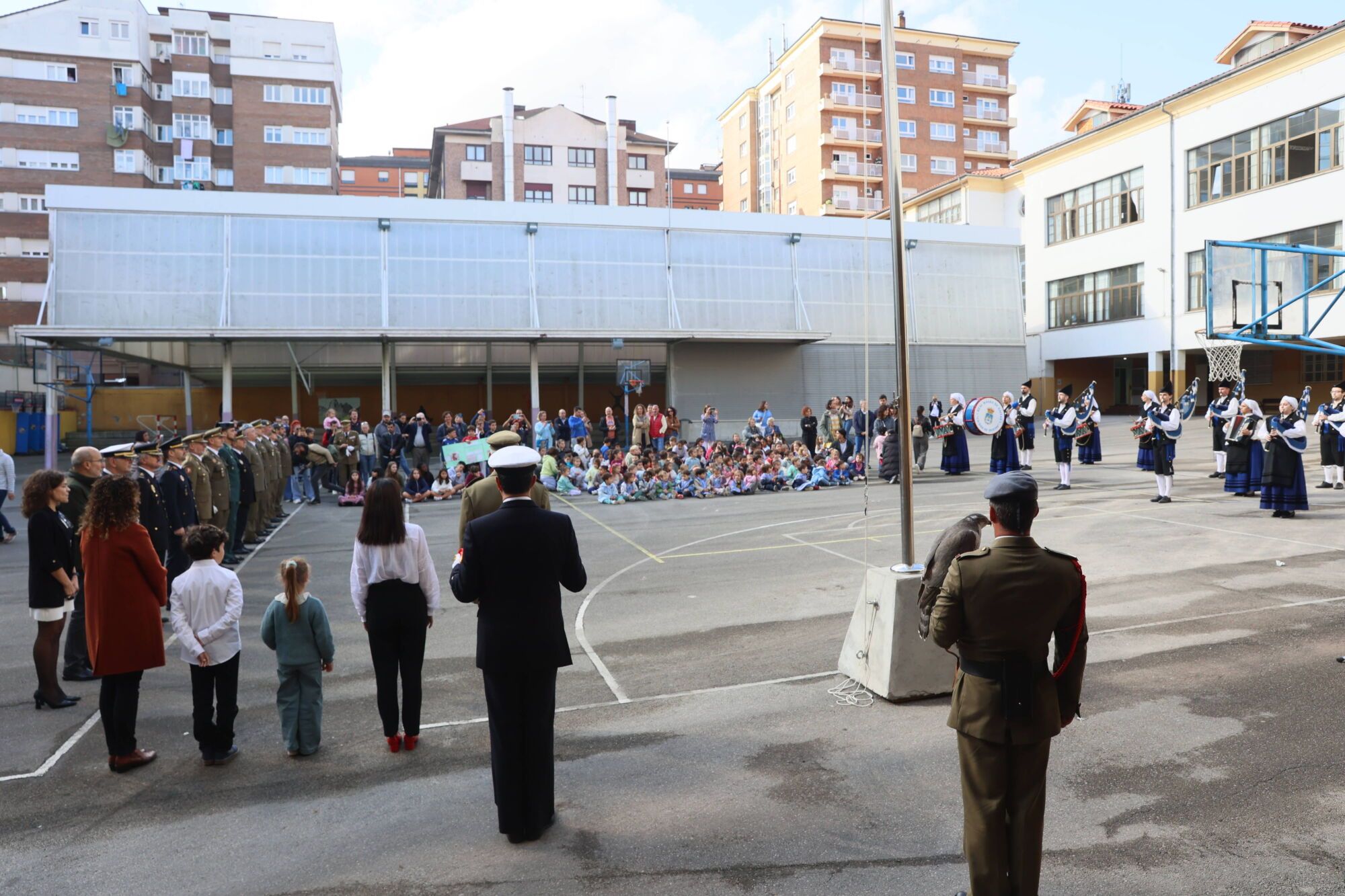 Escuelas Blancas. Acto de izado de la bandera con asistencia del delegado de Defensa y representantes de la Guardia Civil, la Policía Nacional y la Municipal, entre otros