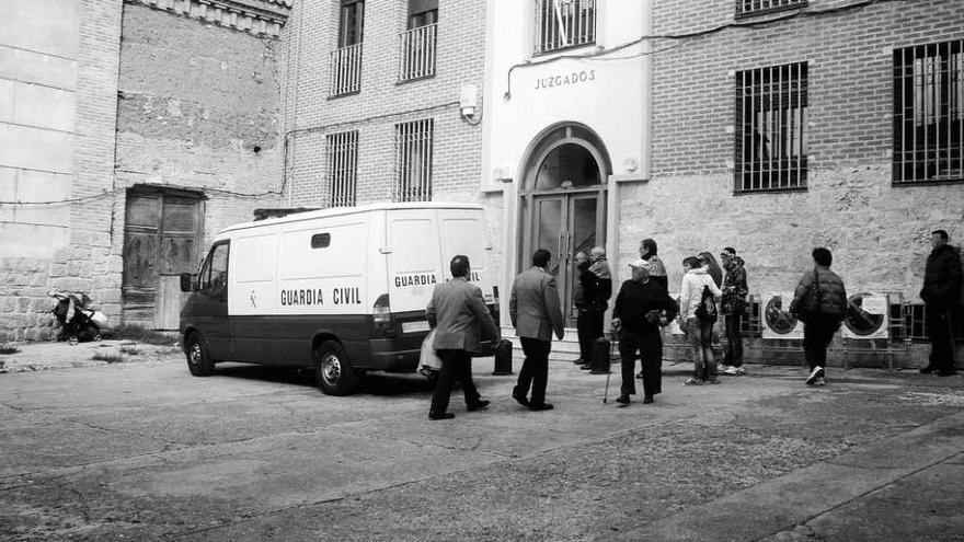 Familiares y amigos de los detenidos en Toro esperan a las puertas del Juzgado.