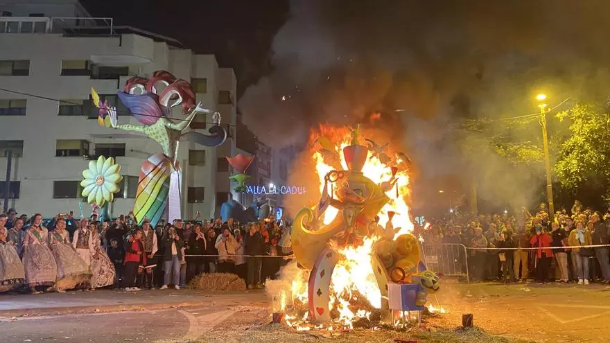 Así ha ardido la falla infantil de El Caduf, la ganadora en Benicarló