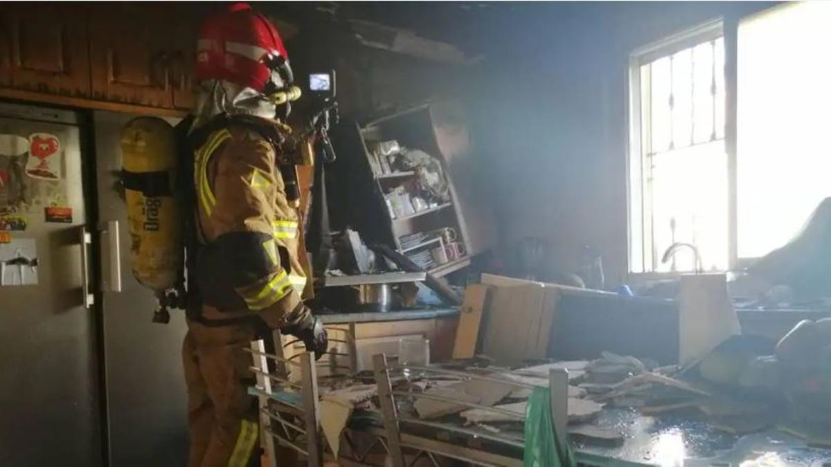 Un bombero en el interior de una vivienda siniestrada (FOTO DE ARCHIVO)