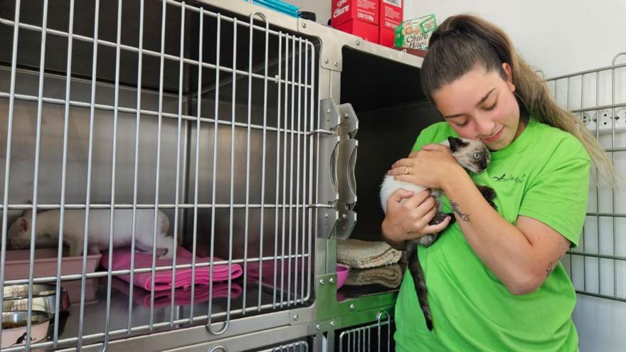 Yadira Tenreiro, en las instalaciones del refugio Mougá.  | // CEDIDA