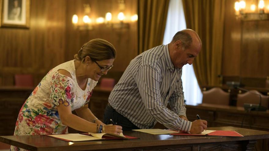 Mayte Martín Pozo y Carlos Vega en la firma del convenio