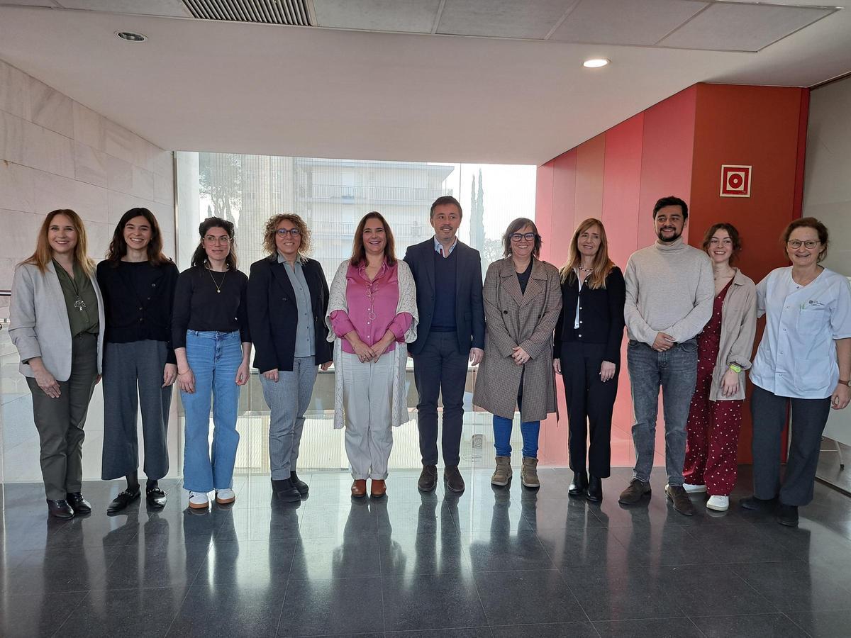 Los nuevos psicólogos de Atención Primaria con los responsables de la conselleria de Salud esta mañana.