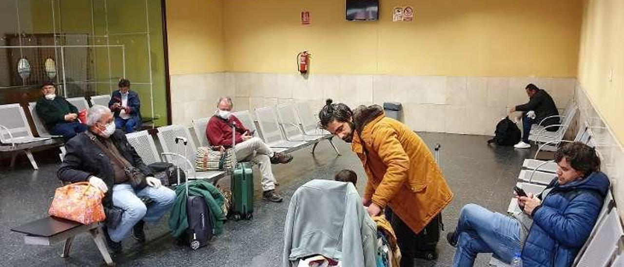 Sala de espera de la estación de buses de Vigo la semana pasada. // Marta G. Brea