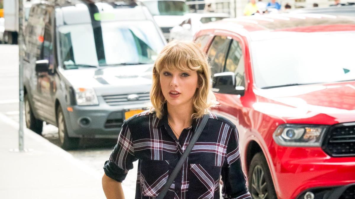 Taylor Swift paseando por Nueva York con camisa de cuadros