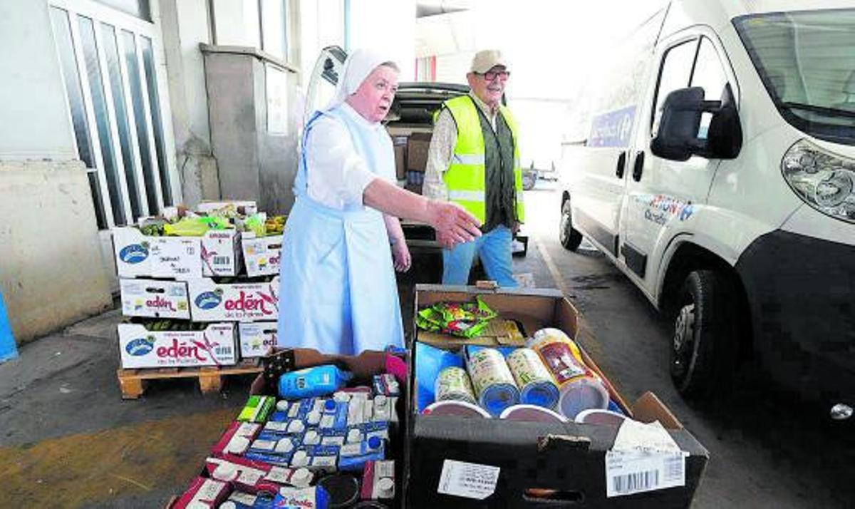 Una monja recoge cajas de alimentos, para luego entregarla a los más necesitados. | ANDREEA VORNICU