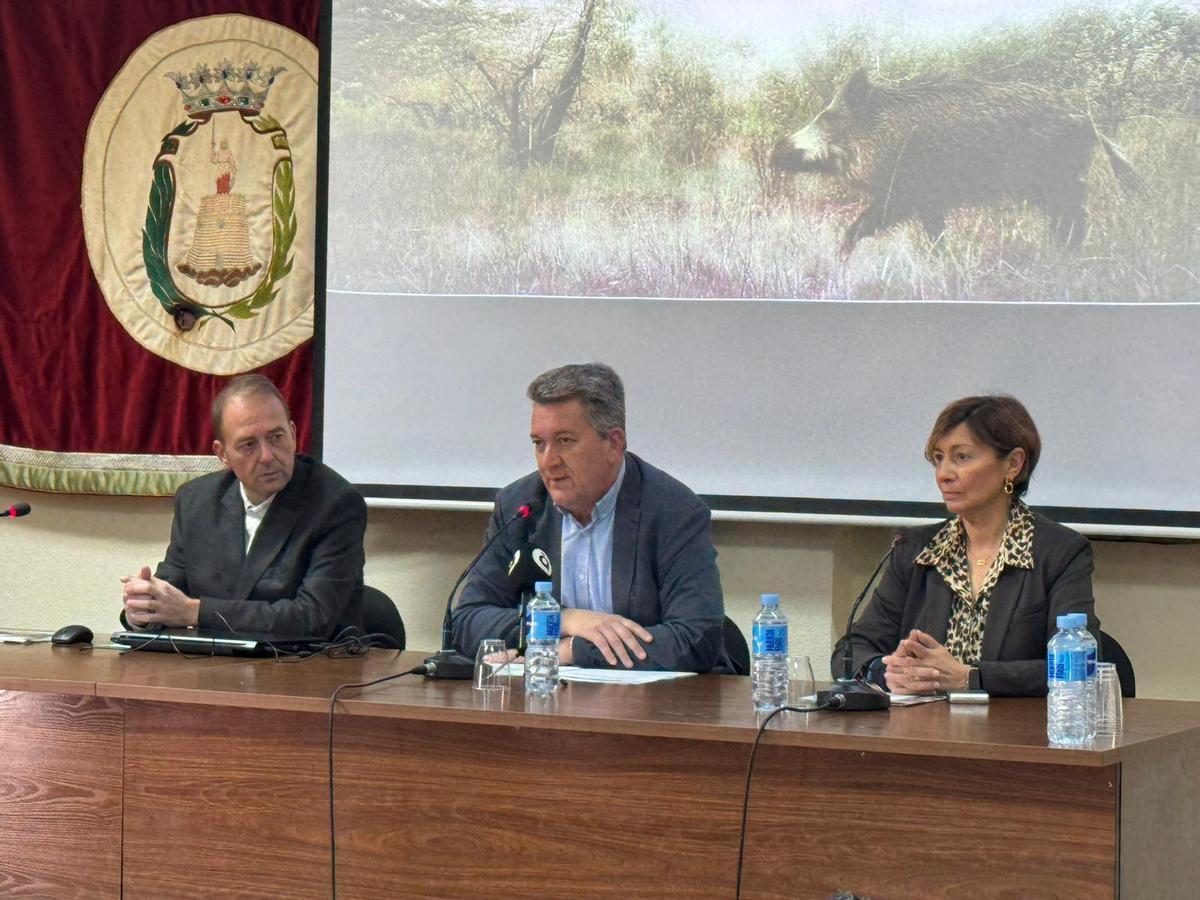 el vicepresidente tercero y conseller de Medio Ambiente, Infraestructuras, Territorio y de la Recuperación, Vicente Martínez Mus,acompañado por el director general de Medio Natural y Animal, Luis Gomis, así como por la alcaldesa de Segorbe, Mª Carmen Climent.