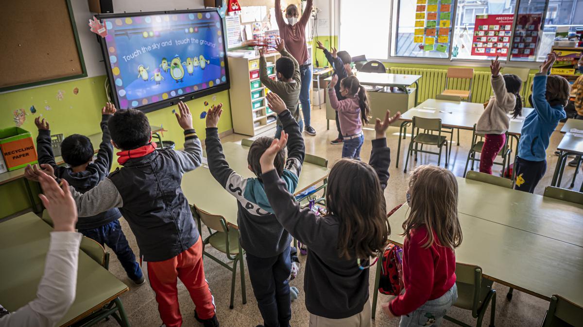 Un aula de la Escola Diputació, con las ventanas abiertas.