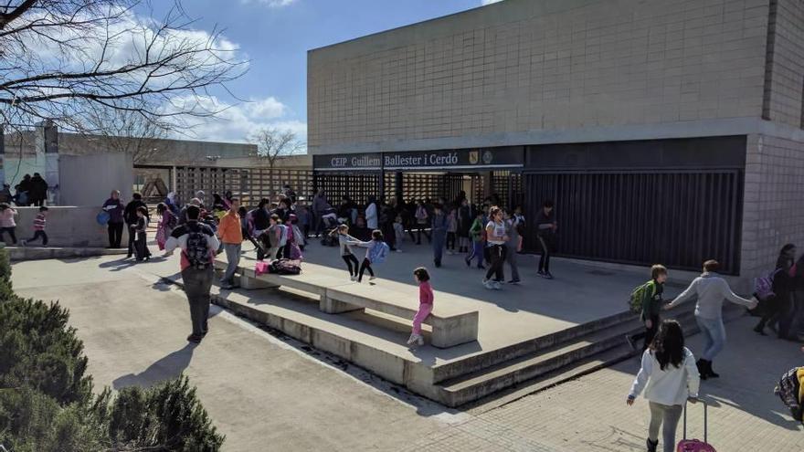 Padres de alumnos esperando a sus hijos a la salida del colegio ayer a mediodía.