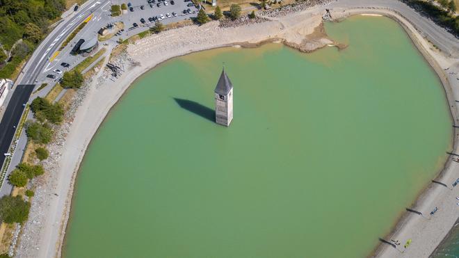 Vista aérea del lago artificial de Rescia.