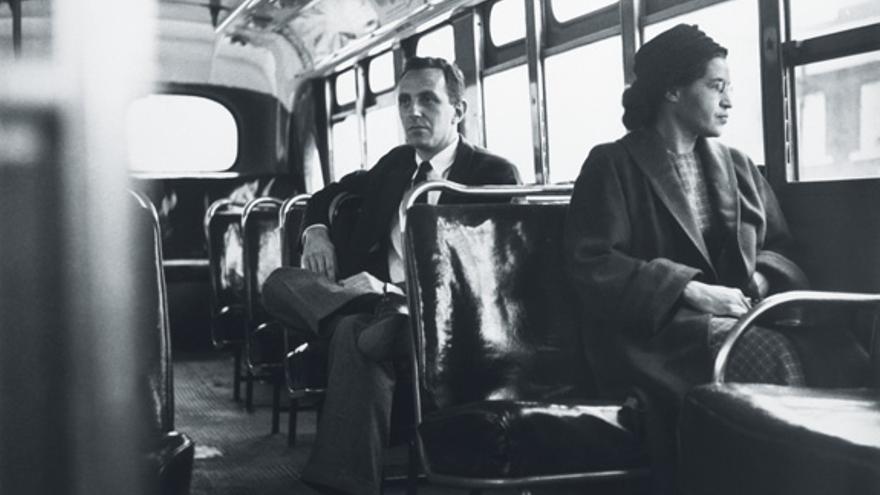 Rosa Lee Parks en un viaje en autobús en 1955.