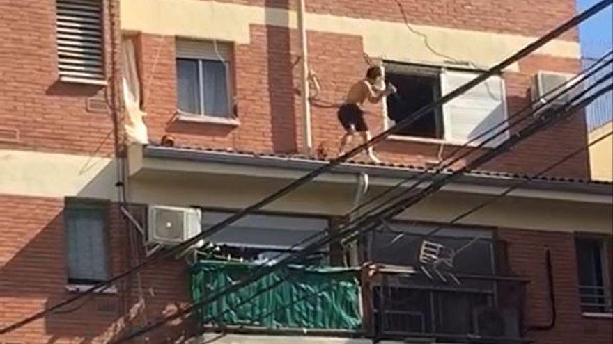 El sospechoso de apuñalar a un joven en Molina huye de la Policía por la cornisa de un edificio